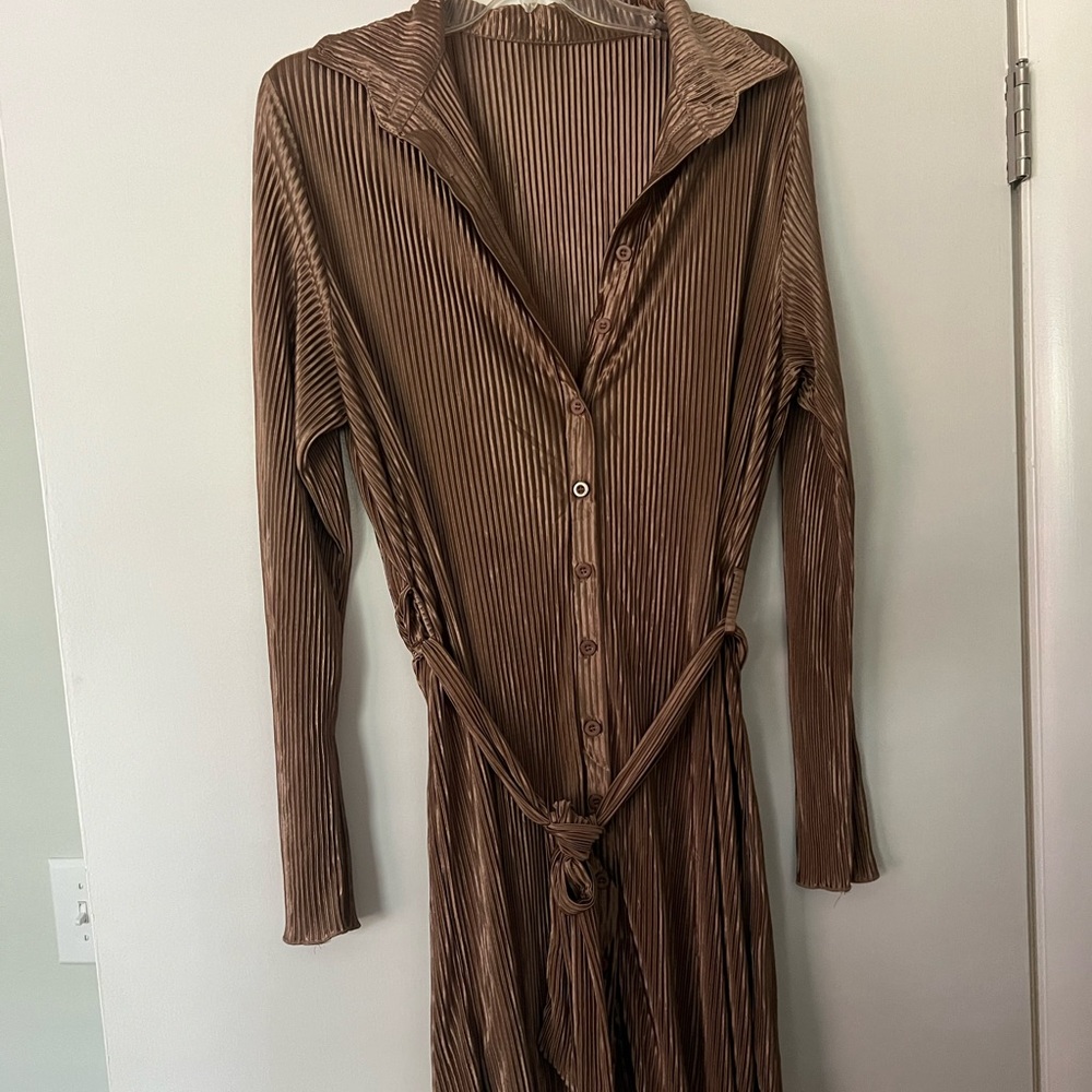 Long sleeve brown dress with tie!